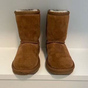 Ugg Classic II children’s boot (chestnut color -size 10)